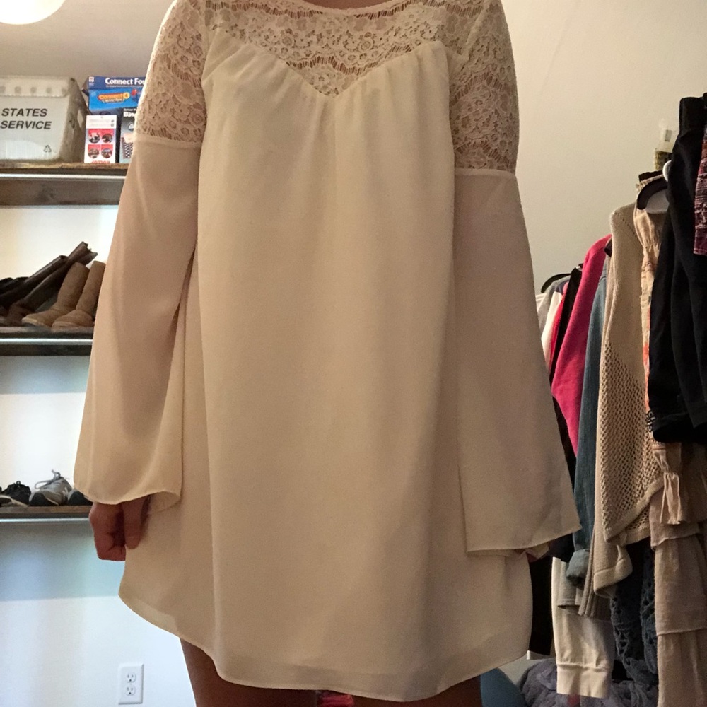 Size Small, cream flowy bell sleeved dress!🤩